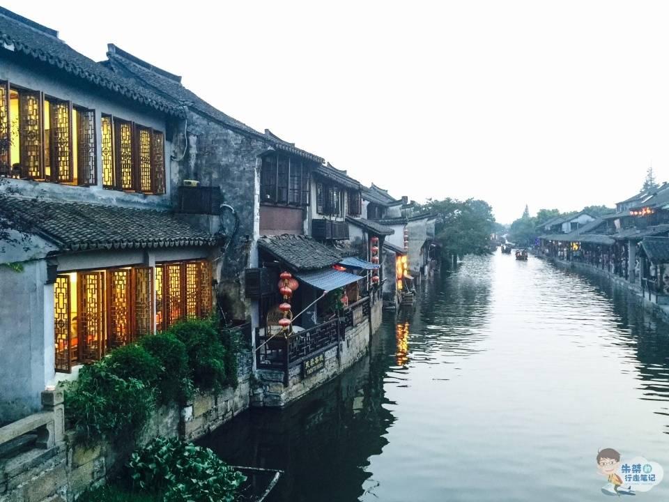 无限翻滚小球